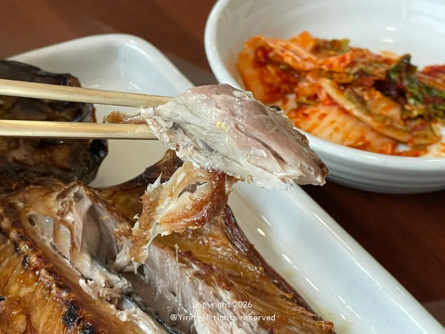 Flaked mackerel flesh picked apart