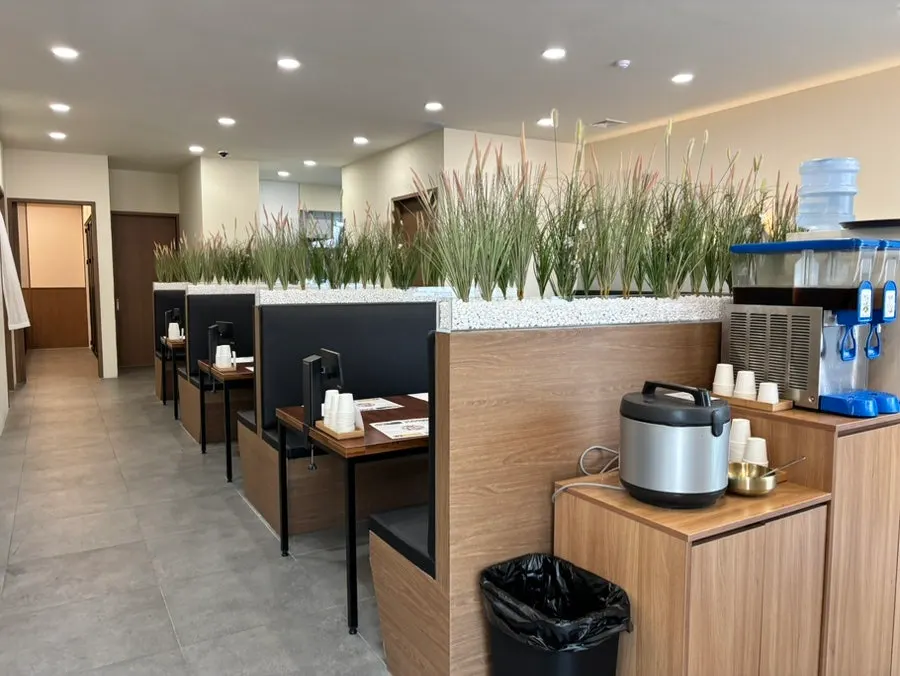 칸막이로 나뉜 미꼬담 마곡발산점 홀 내부