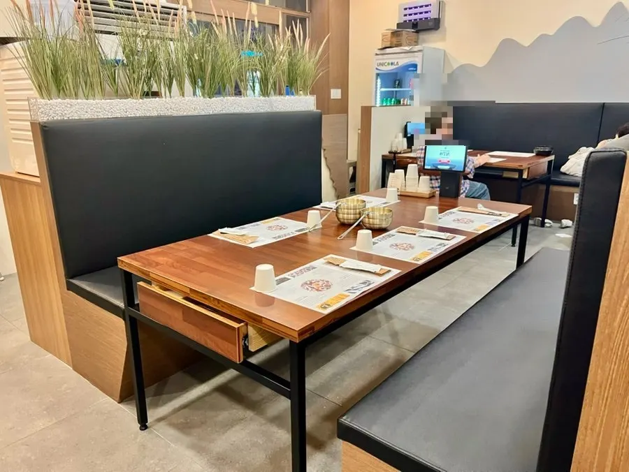 Sofa-style 4-person seating and dining hall overview