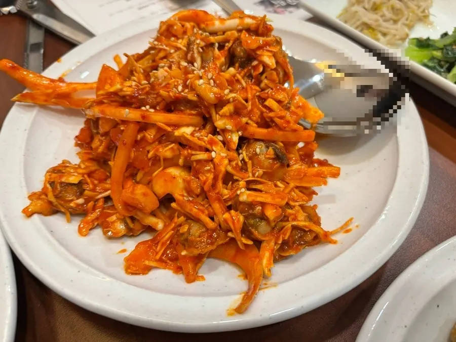 밥 위에 올린 꼬막비빔과 김