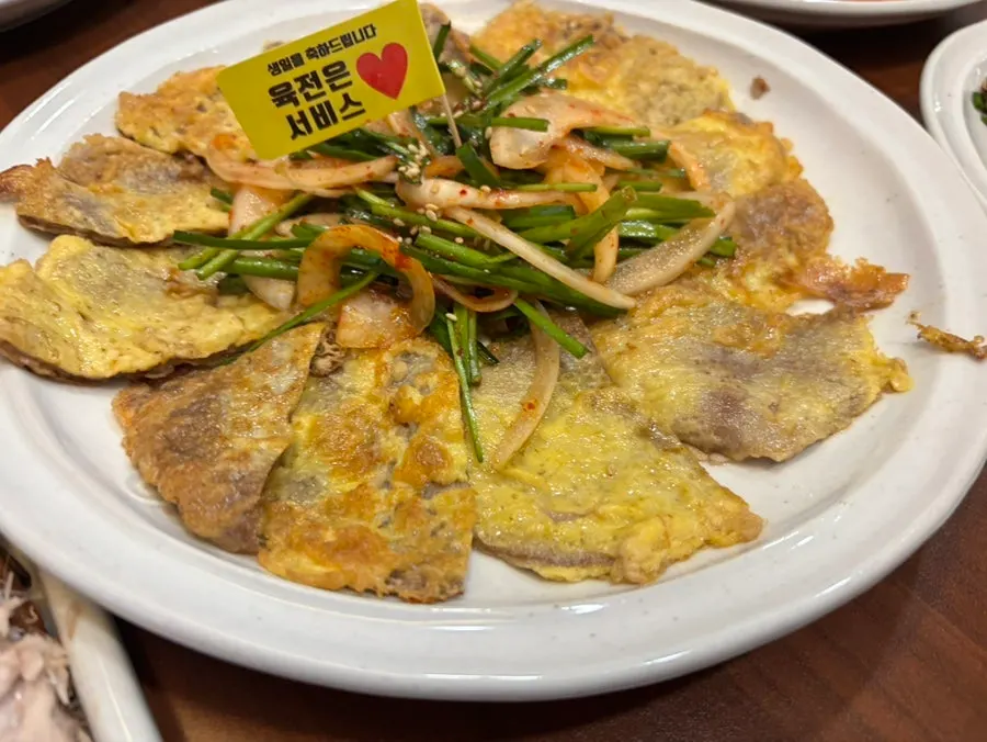 반찬과 꼬막밥, 미역국을 번갈아 먹는 한상
