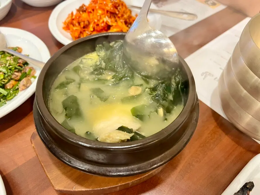 Broth of the flounder seaweed soup with clams