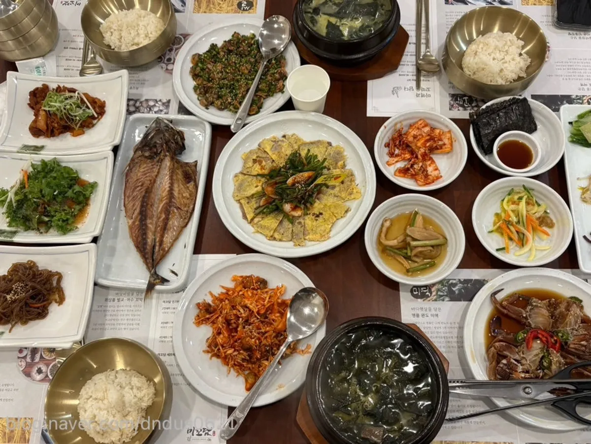 Full spread of the Mikodam 4-person set