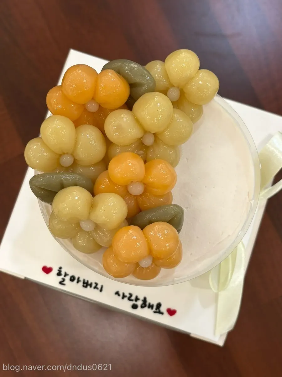 Cross-section of the rice cake showing pumpkin filling