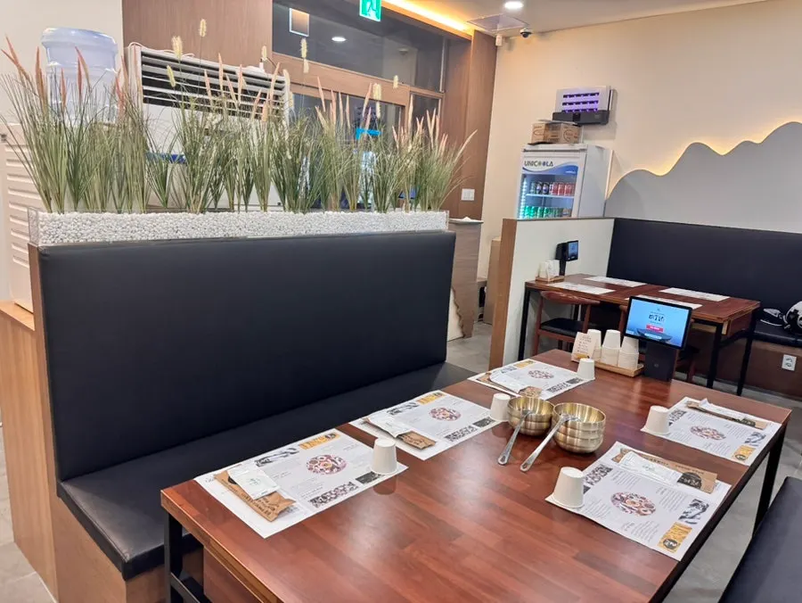 Table seating at Mikodam Magok-Balsan Branch