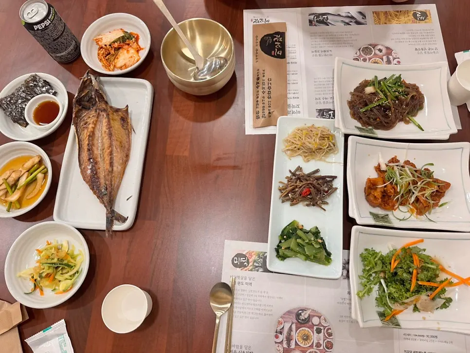 Side dishes laid out on the Mikodam table setting