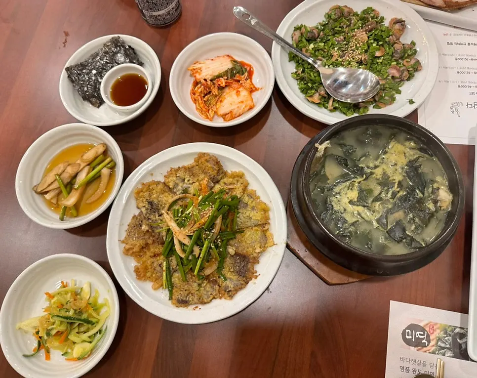 Full spread of Mikodam's 2-person Korean set