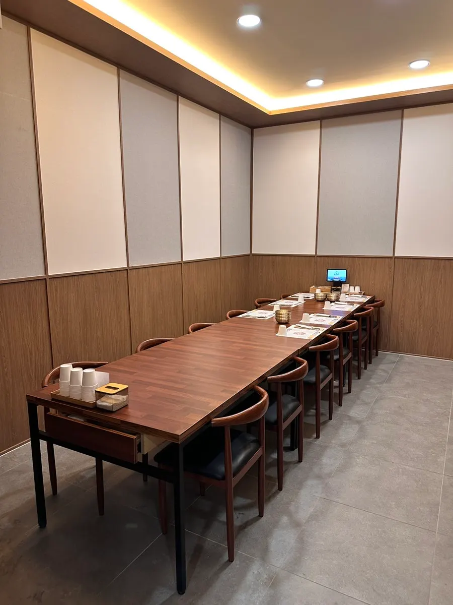 โต๊ะกว้างขวางภายในโซนฮอลล์ของร้าน Mikodam
