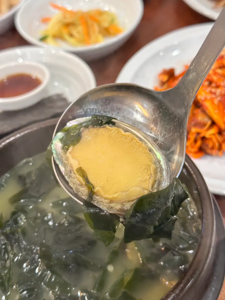 หม้อหินซุปสาหร่ายเป่าฮื้อสองตัว