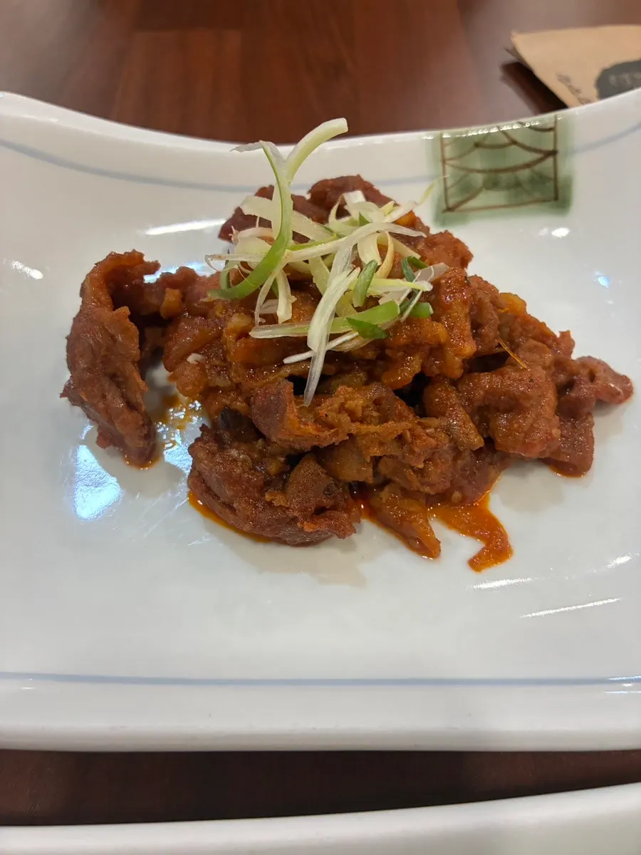 Platos de hanjeongsik servidos con cuidado