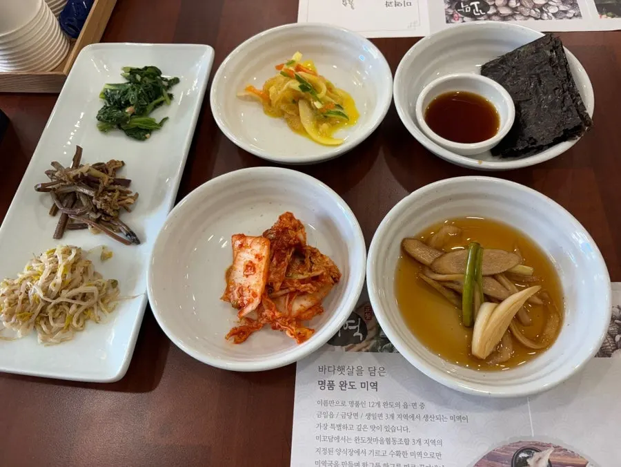 고등어구이와 제육, 나물 반찬