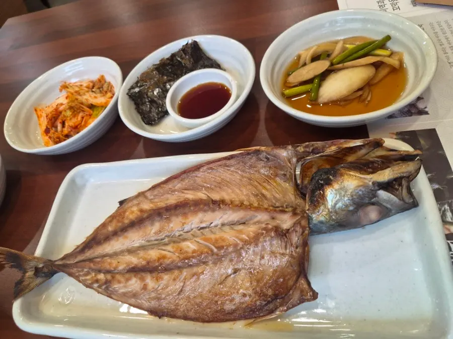 푸짐하게 차려진 2인 세트 한 상