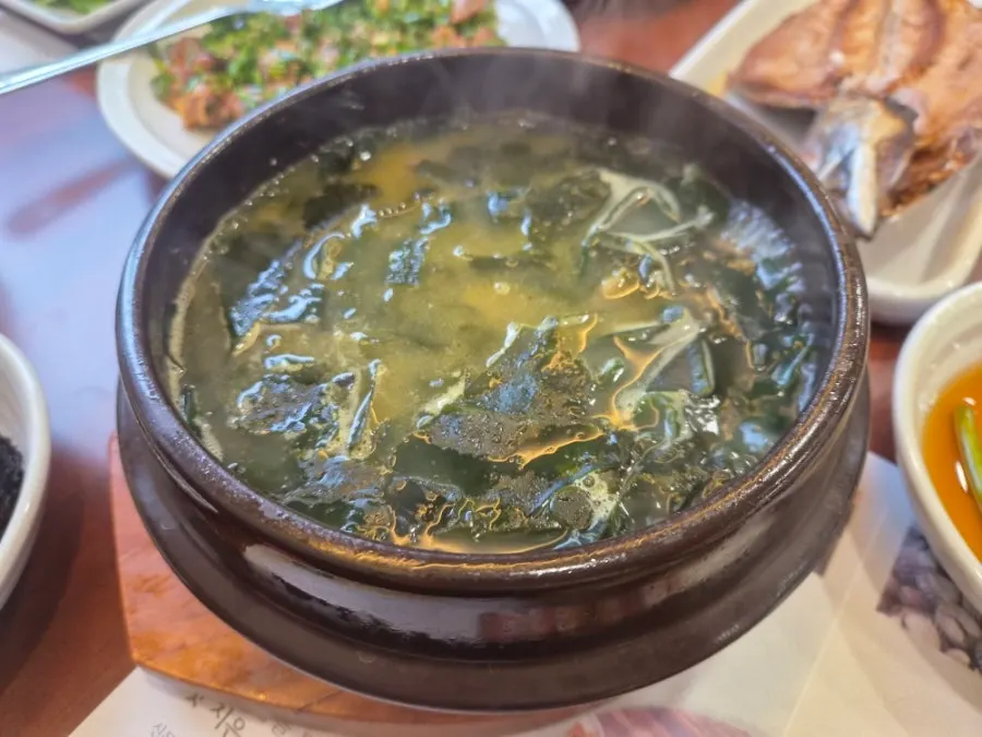 뚝배기에 끓는 상태로 나온 미역국
