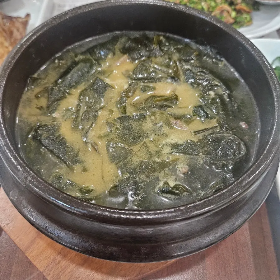 Plates of carefully prepared Korean set-menu side dishes
