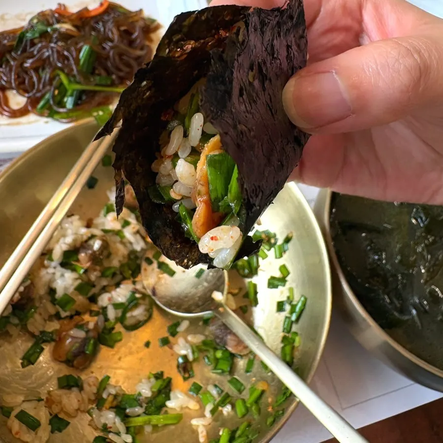 Cockle bibimbap wrapped in seaweed