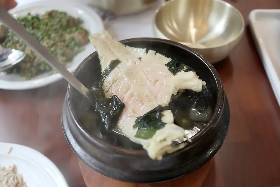 접시에 담긴 육전 근접 컷
