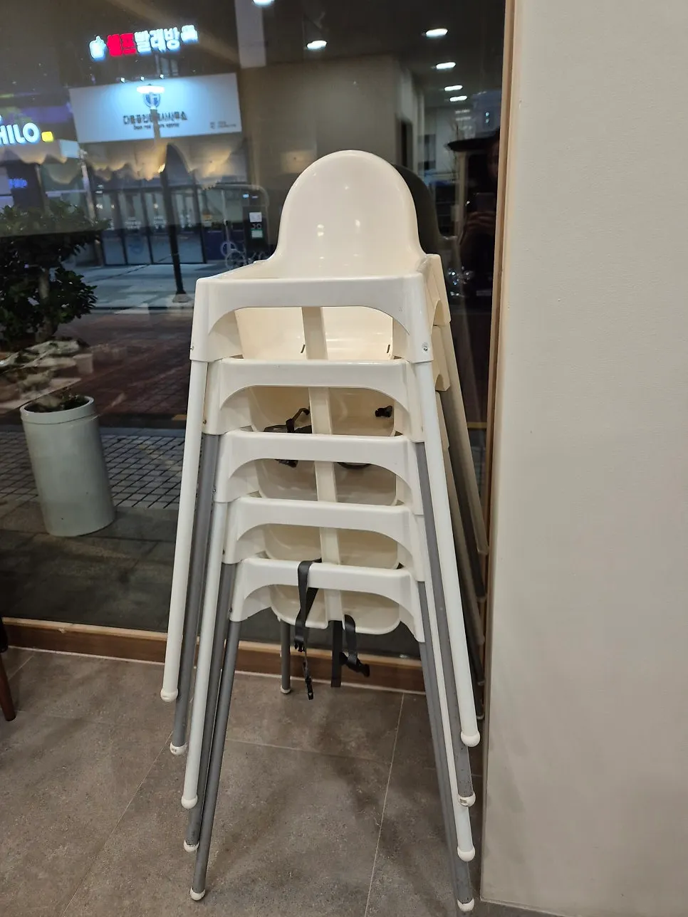 깔끔한 조명의 미꼬담 홀 좌석