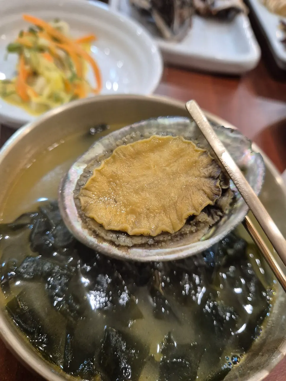 전복 두 개가 들어간 미역국 클로즈업