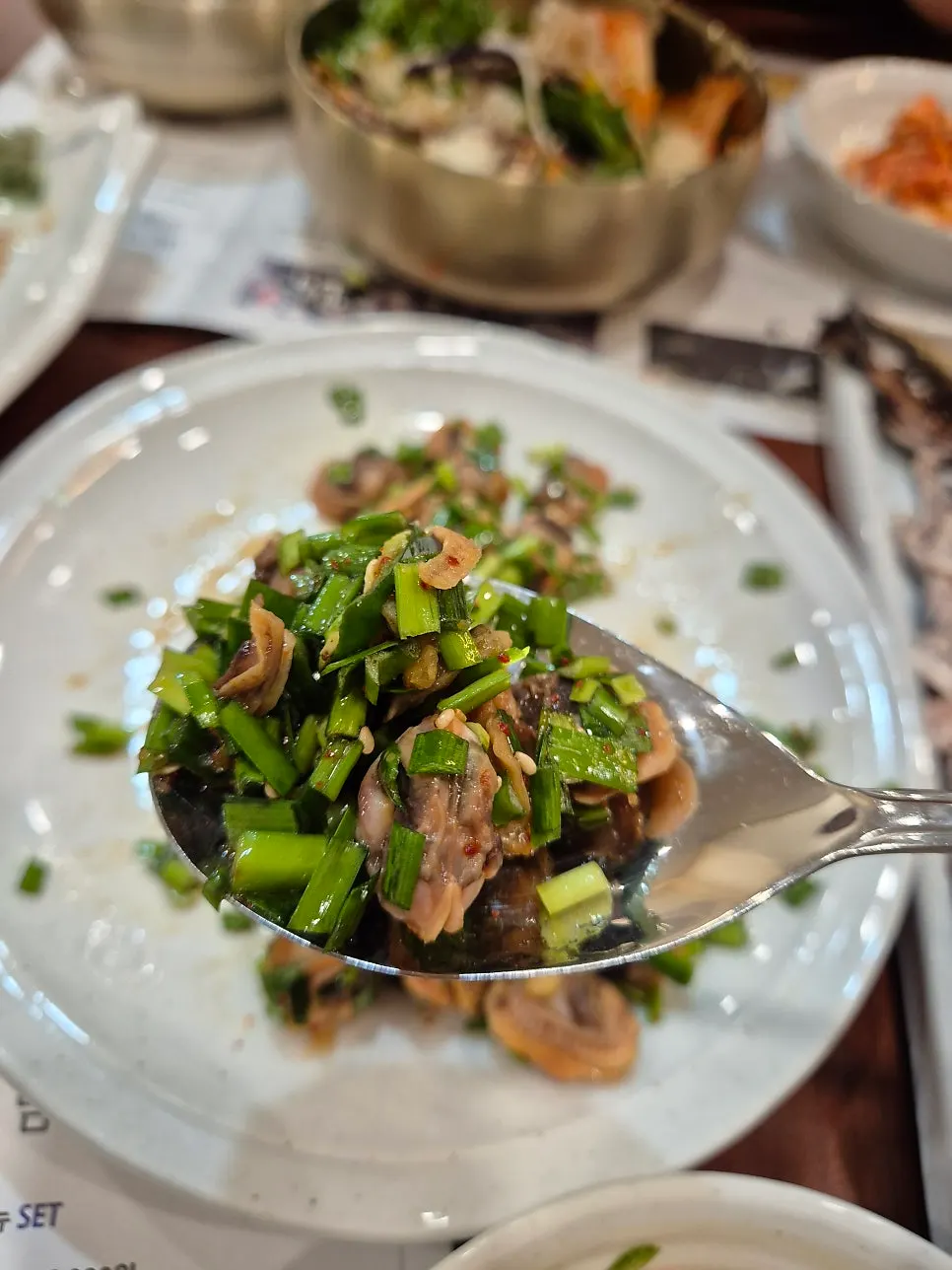 밥에 올린 꼬막무침