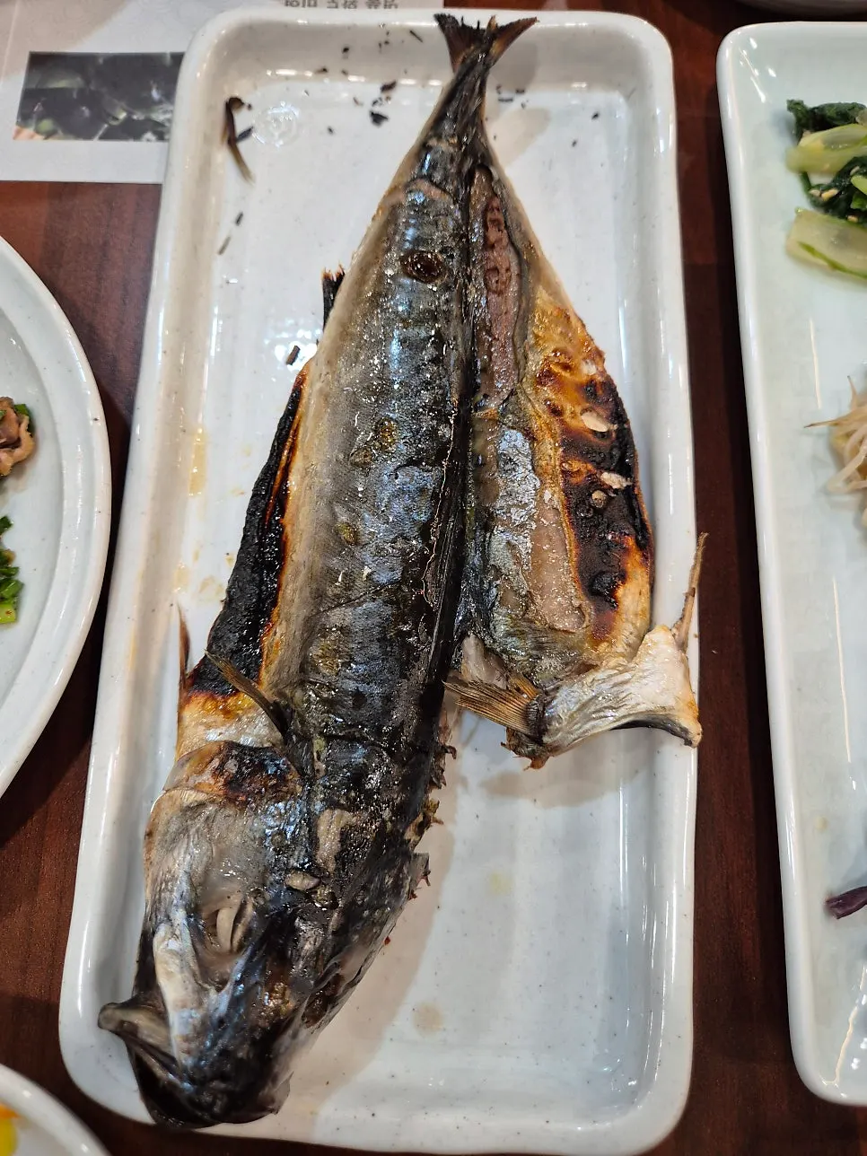 껍질이 잘 구워진 고등어구이