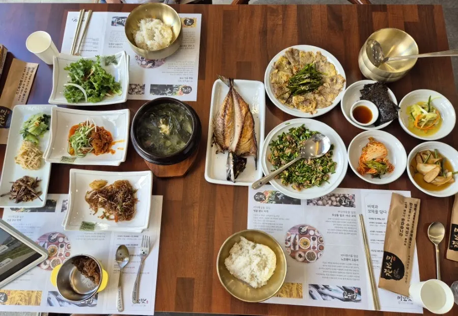 한 번에 차려진 한정식 한 상