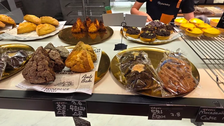Another angle of the display shelves at Milbat Bakery Pyeongchon