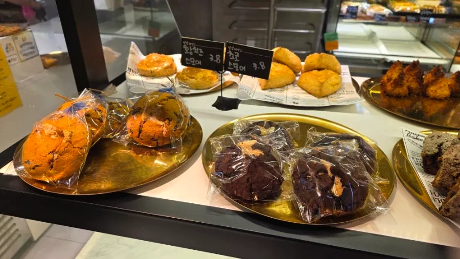 Close-up of the bread display shelves at Milbat Bakery Pyeongchon