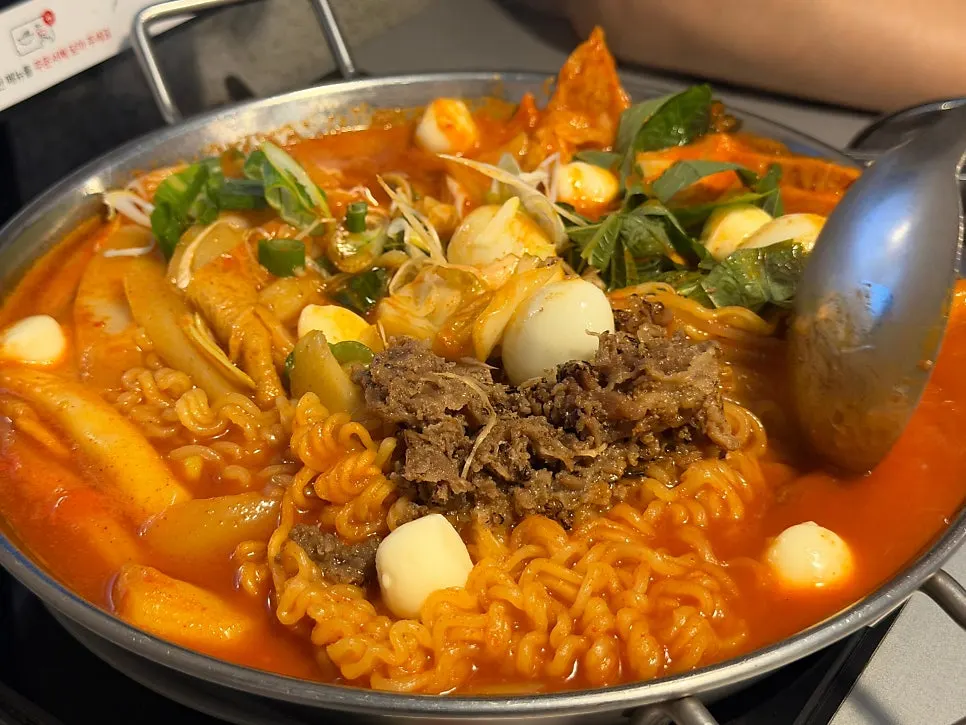어슷썰기 밀떡과 생모짜렐라 치즈