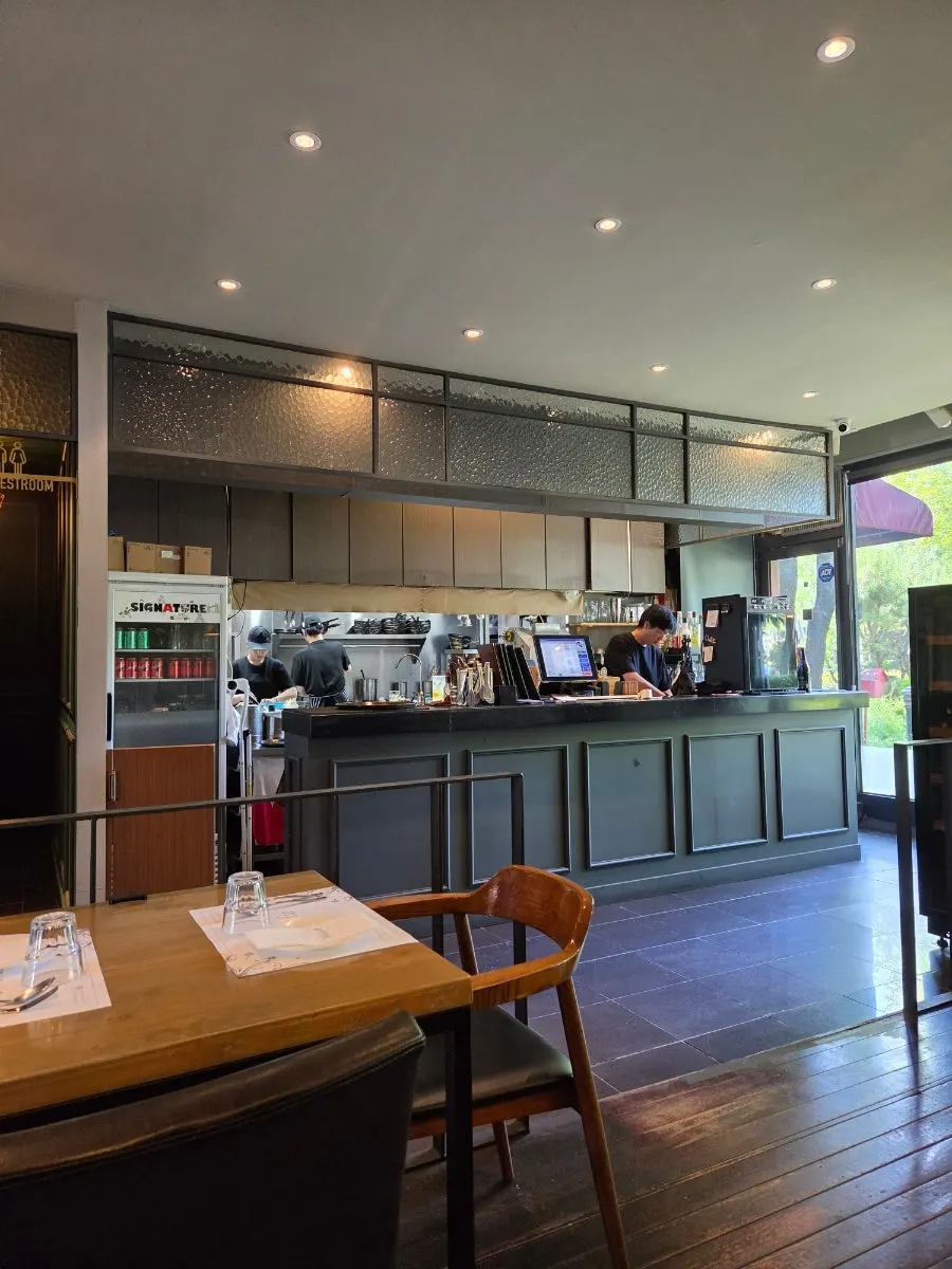 Millepollie's refined dining hall seating
