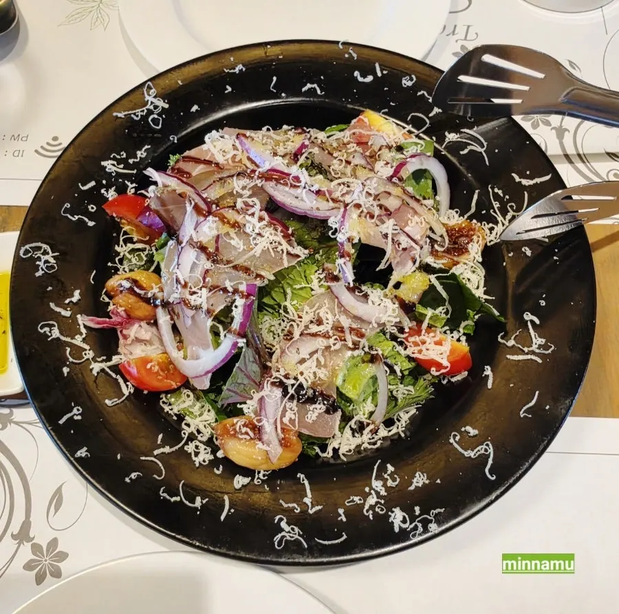 Snowflake-plated salad from the lunch set