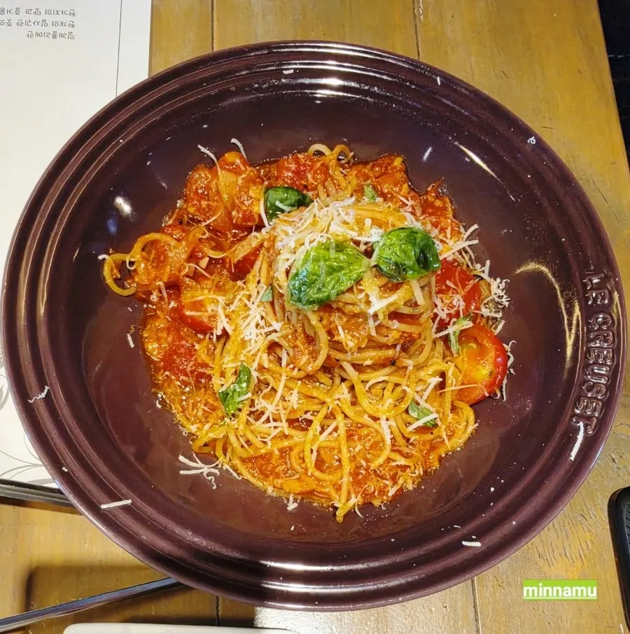 A plate of pomodoro pasta with plenty of sauce