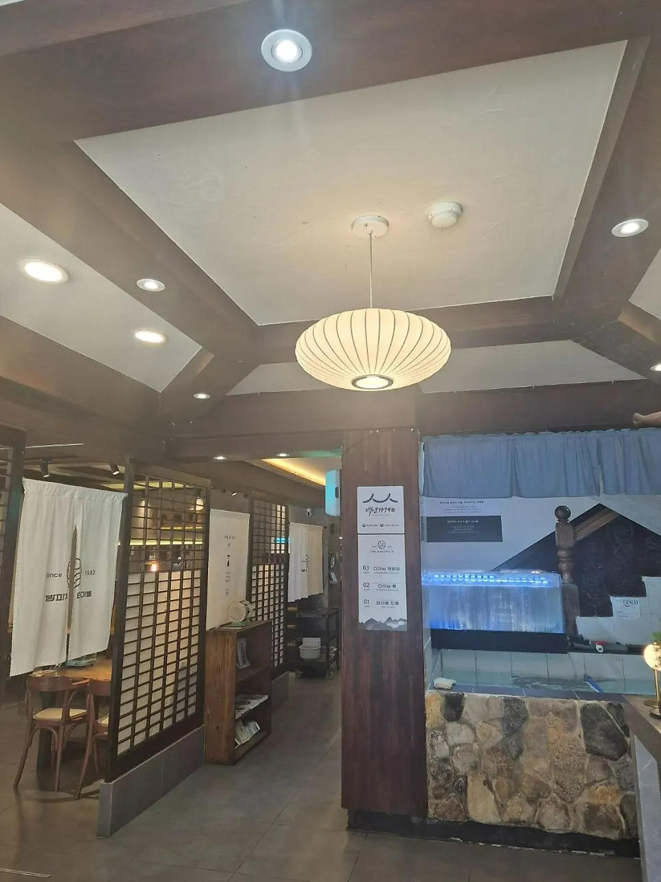 Ruangan The Bangpaje dengan pencahayaan bernuansa kayu