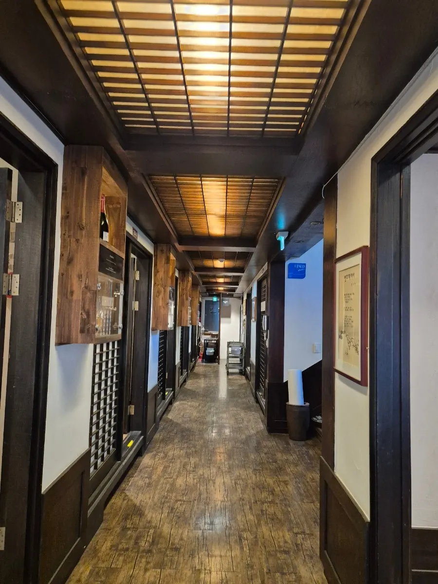 Area jendela dengan folding door dan lampu redup
