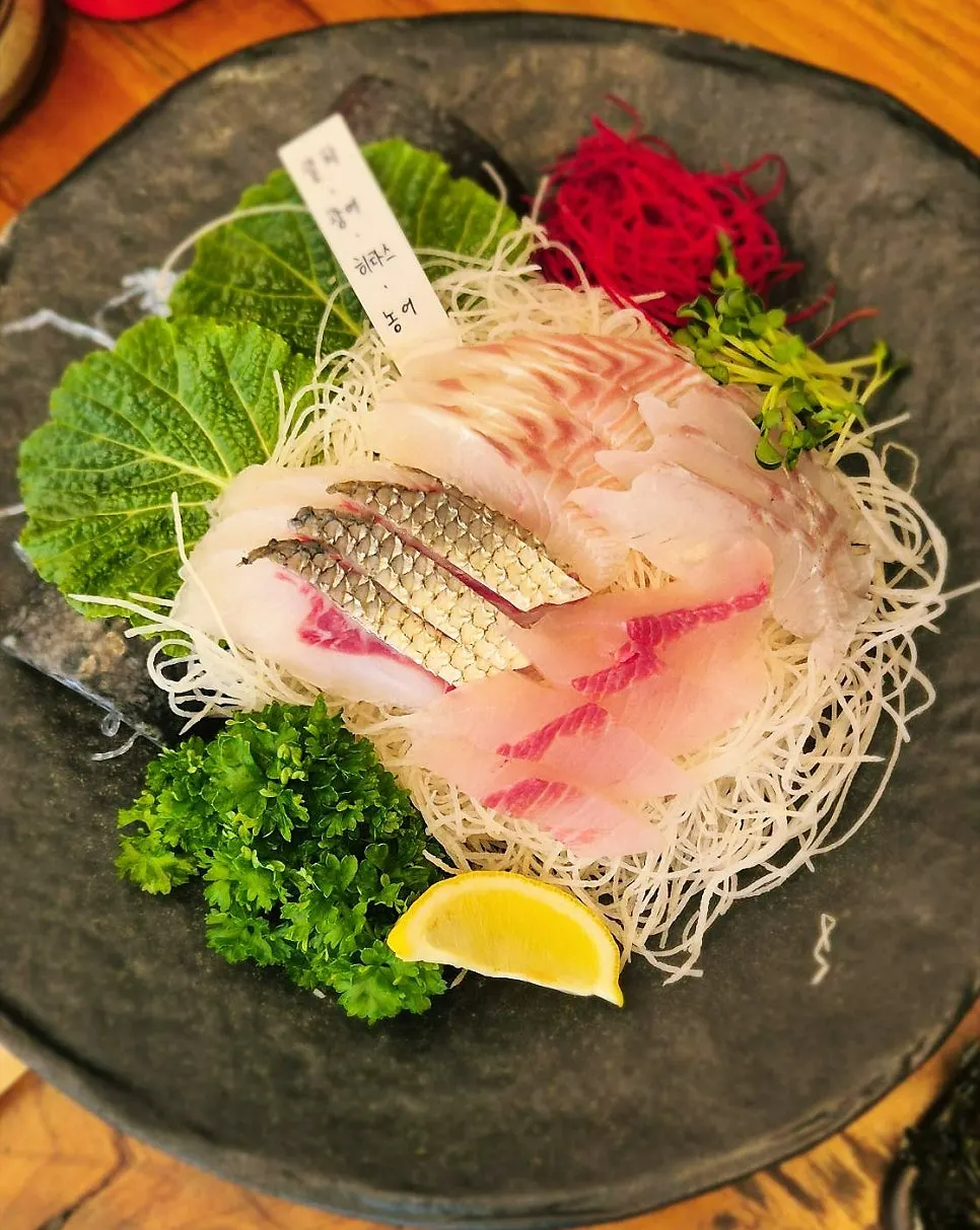 Satu piring sashimi musiman yang tersusun rapi