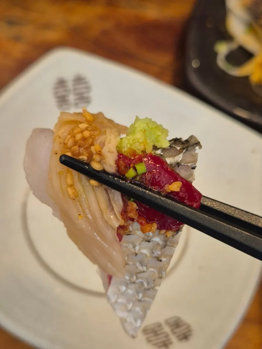 Sashimi dengan label nama ikan