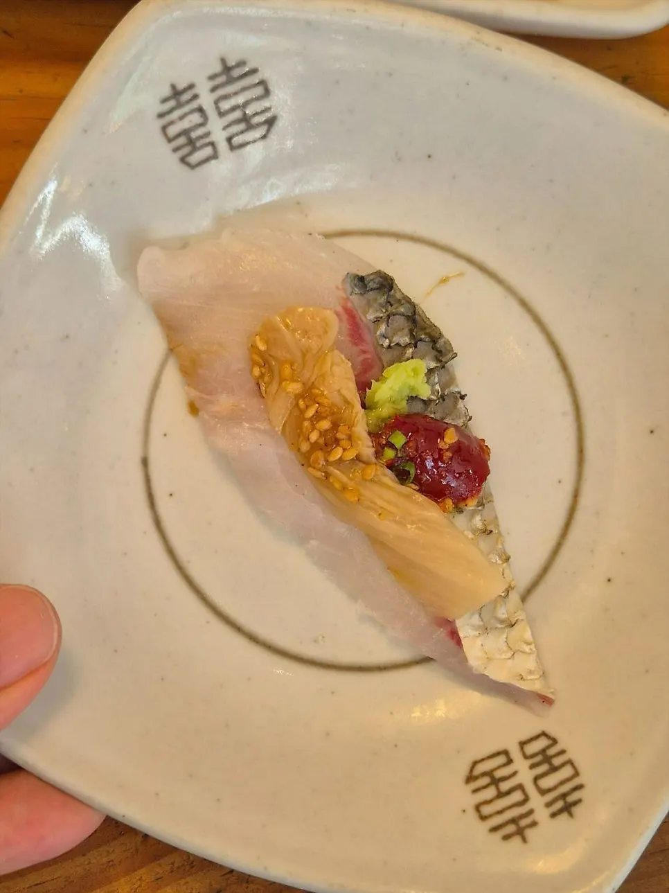 Sepotong sashimi dengan mukeunji