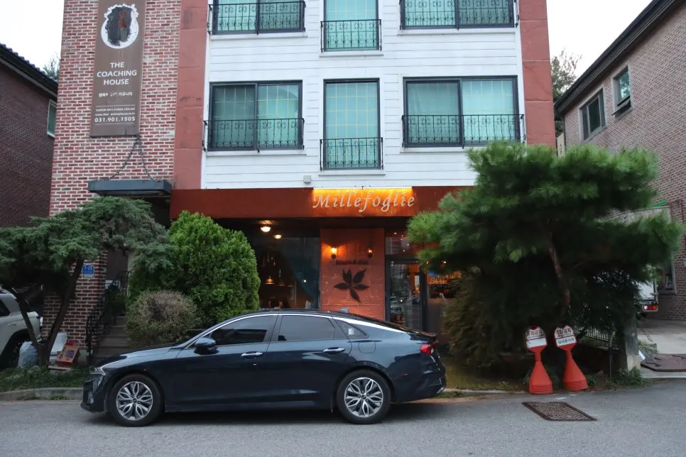 Millepollie's exterior and parking space