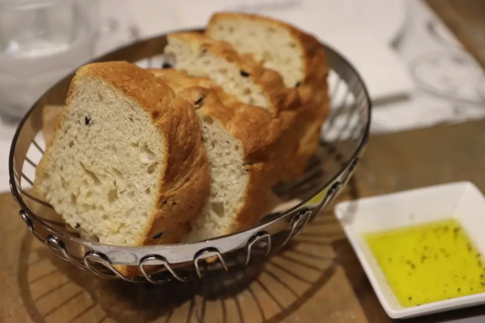 Warm bread served before the meal