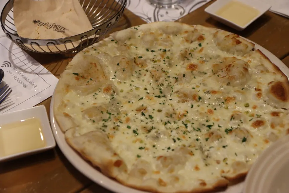 Gorgonzola pizza served with two portions of honey