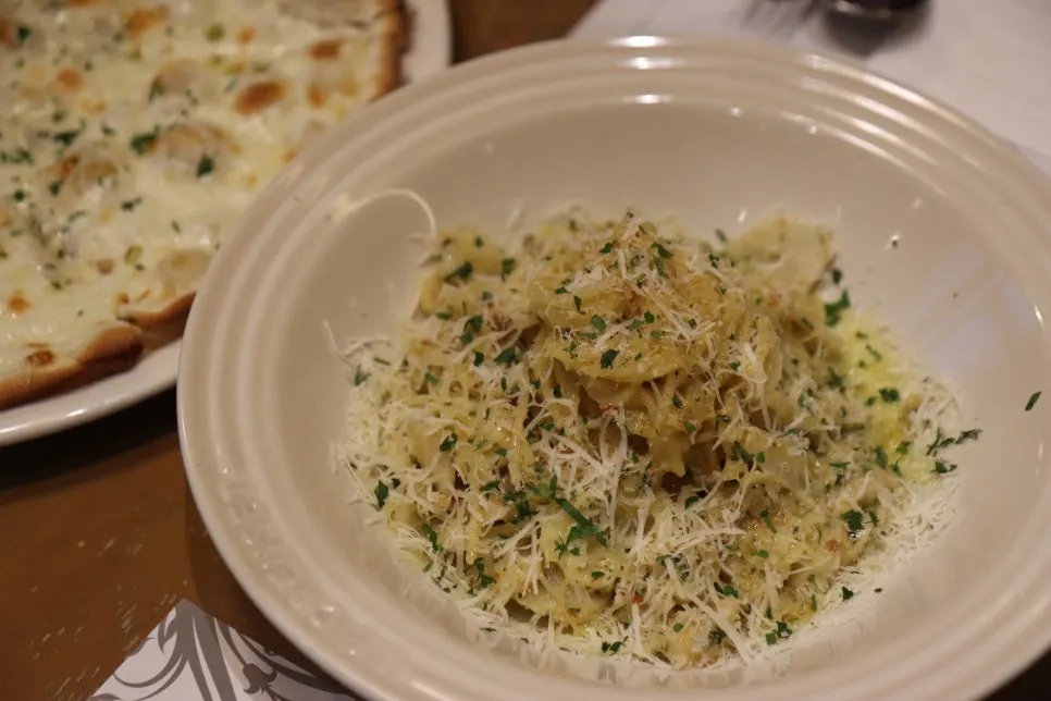 Millepollie's aglio e olio pasta