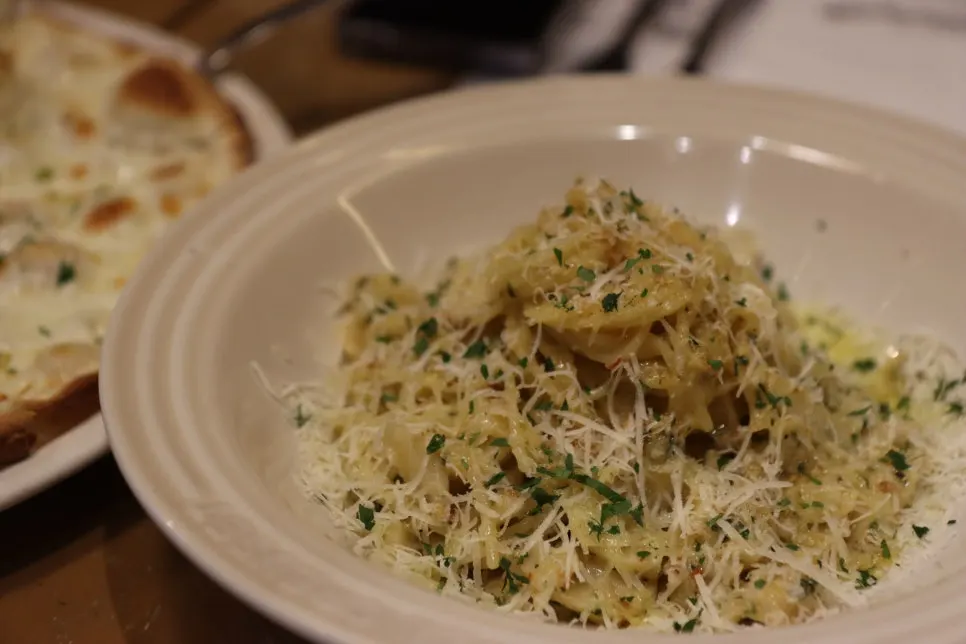 Aglio e olio noodles lifted up