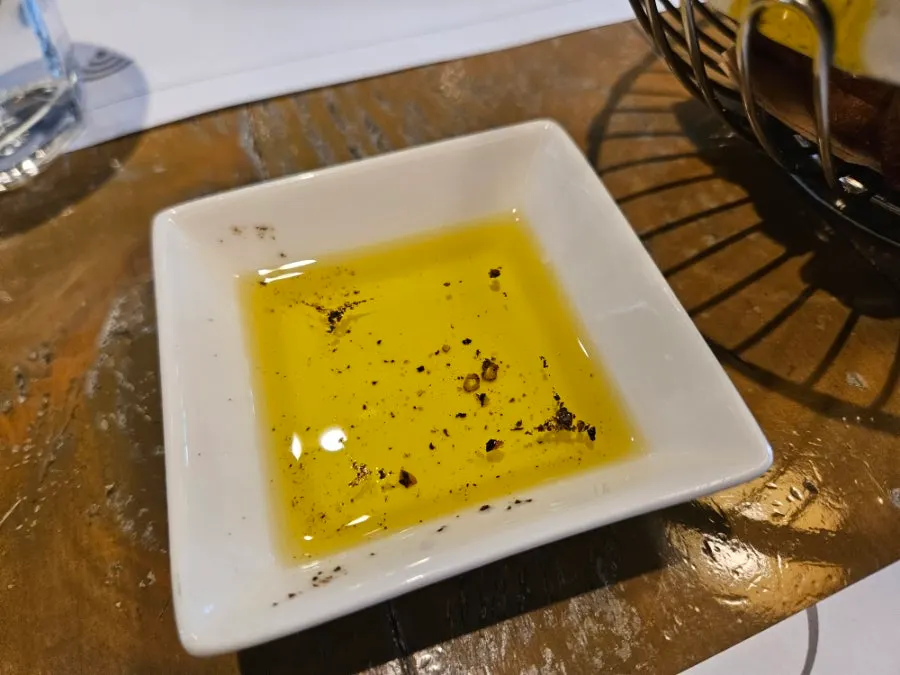 식전빵으로 나온 올리브 빵과 올리브유