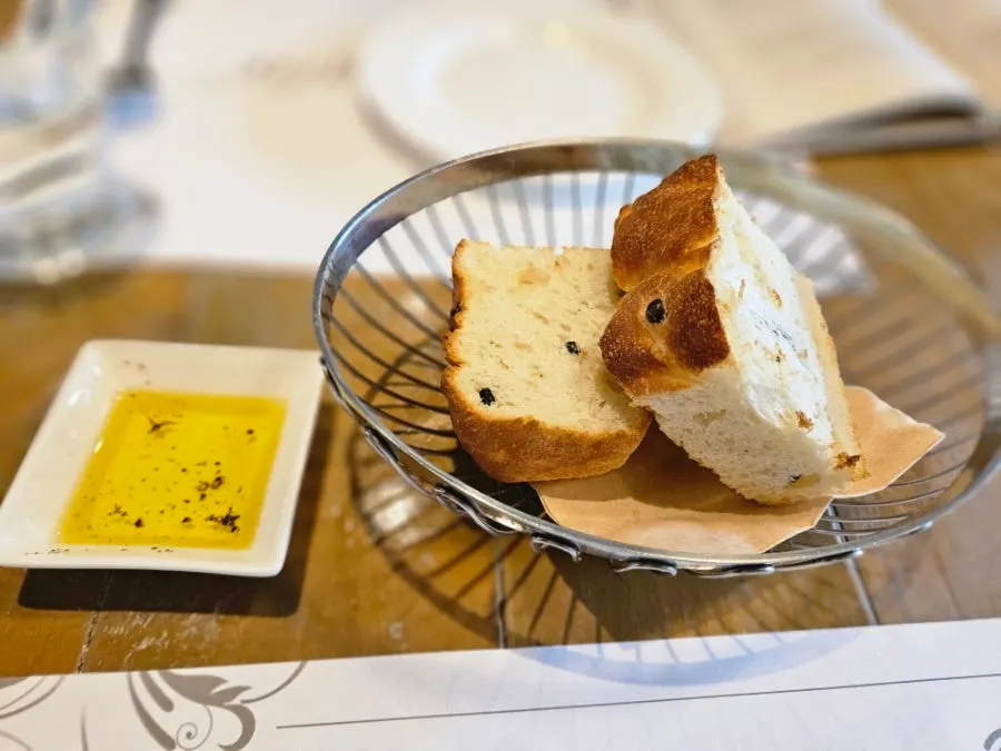 따끈한 올리브 빵 접시 클로즈업