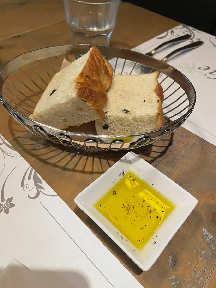 Pre-meal bread at Millepollie