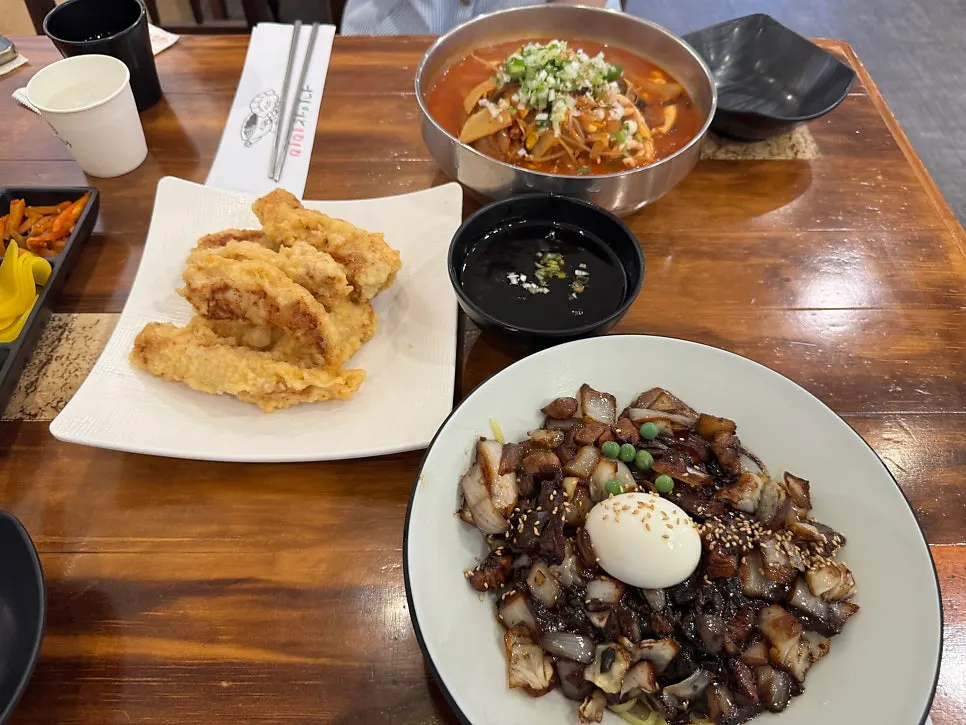 간짜장과 신미짬뽕이 차려진 테이블
