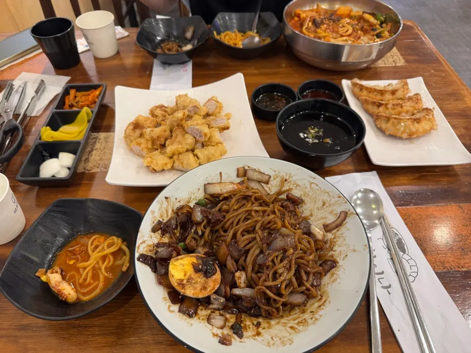 식사 중인 미미차이나 테이블