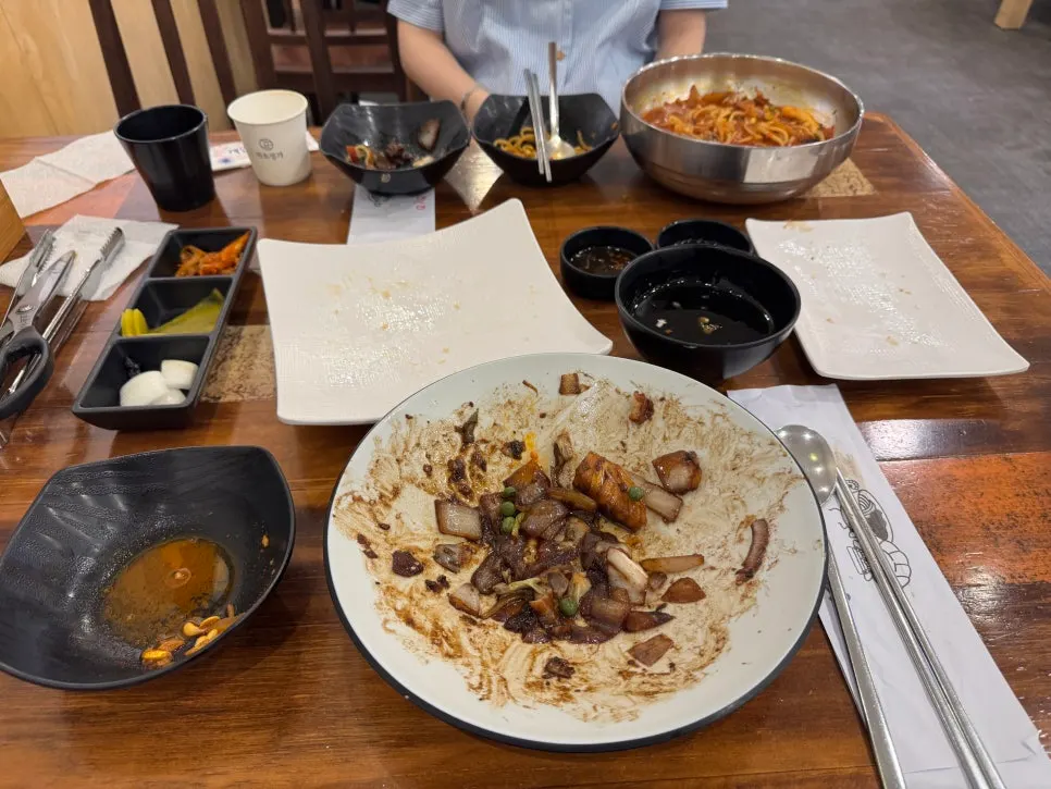 배부르게 먹고 남은 간짜장 그릇