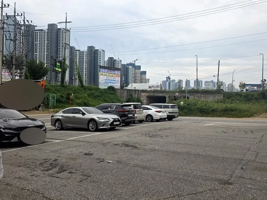 Full view of Mimi China's private parking lot
