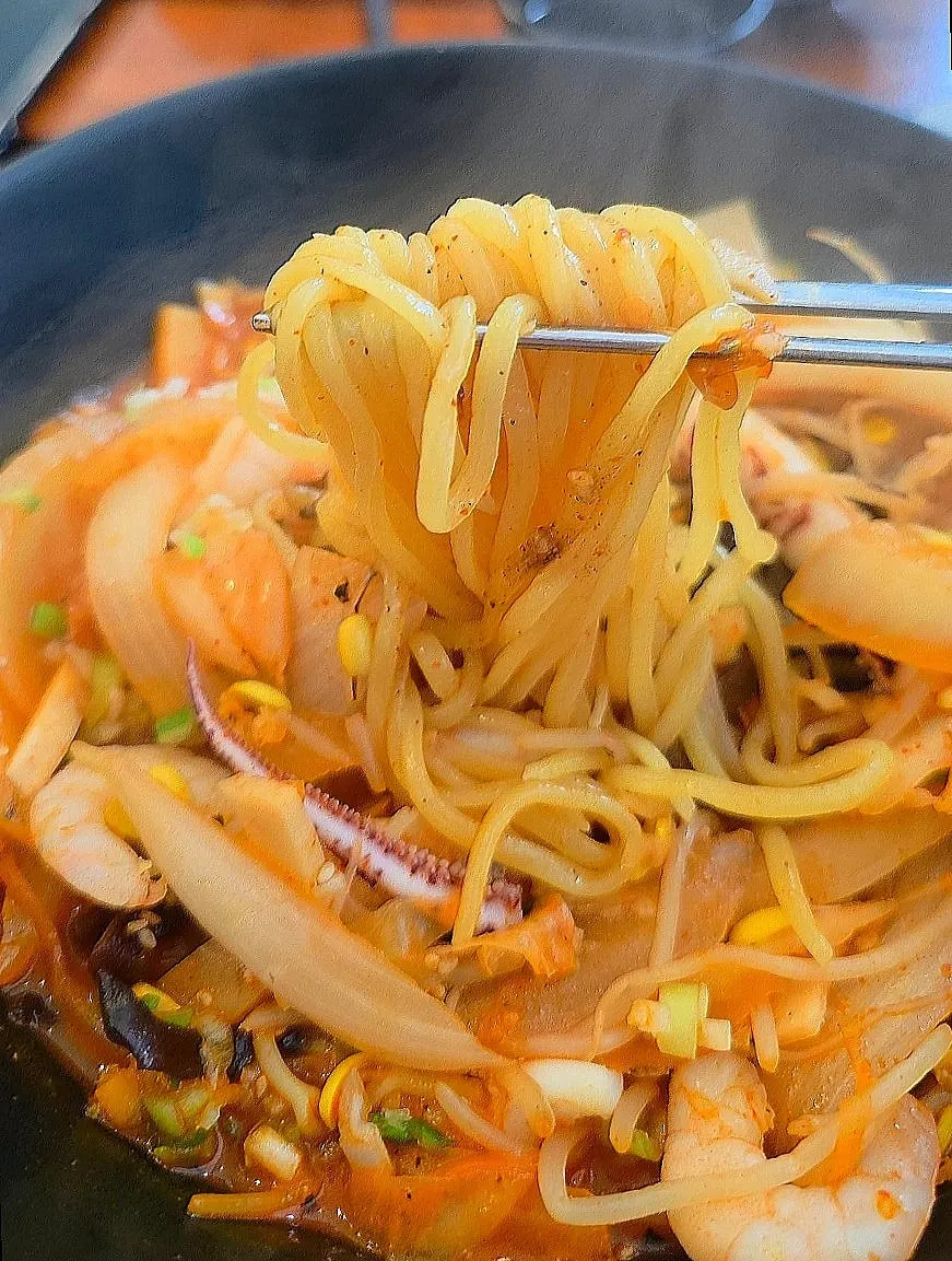 Sinmi jjamppong broth with noodles lifted out
