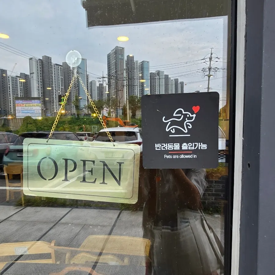 Parking space in front of Mimi China
